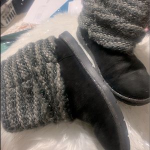 Used comfy Black and Gray Girls booties size 1